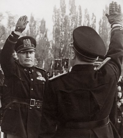 Benito Mussolini onora un ufficiale fascista con un saluto da Achille Villani
