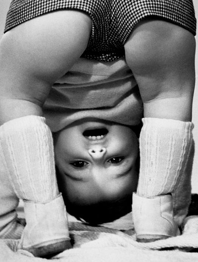 Bambino che si china, Italia, c.1960 da Achille Villani
