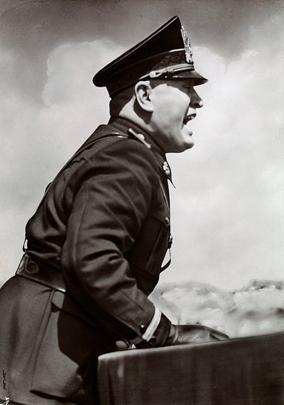 Mussolini che tiene un discorso da Achille Villani