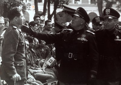 Mussolini saluta un soldato da Achille Villani