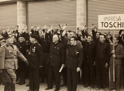 I lavoratori edili della Compagnia Mauro Toschi fu Ulisse salutano il Duce Benito Mussolini durante l