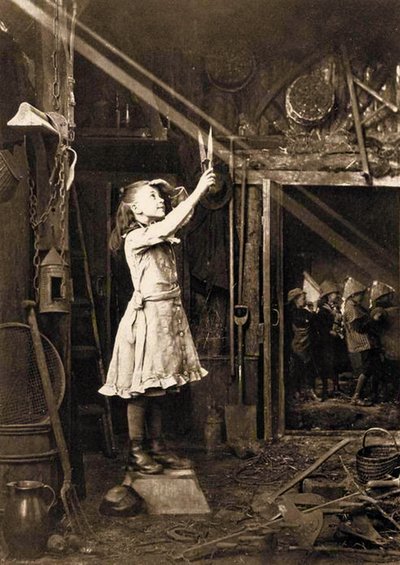 Ragazza che taglia un raggio di sole da Adam Diston