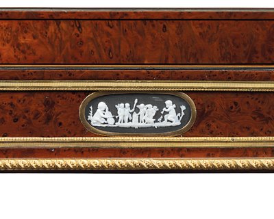 Tavolo da lavoro in legno di tasso e mogano con montature in bronzo dorato e cammei, tardo Luigi XVI da Adam Weisweiler