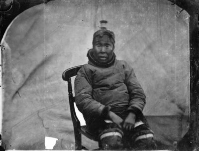 Una donna anziana Inuk seduta su una sedia da Admiral Edward Augustus Inglefield