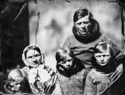 Funzionario danese (Hans Elberg) e famiglia da Admiral Edward Augustus Inglefield