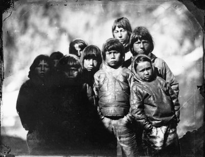 Ritratto di gruppo di ragazzi Inuit da Admiral Edward Augustus Inglefield