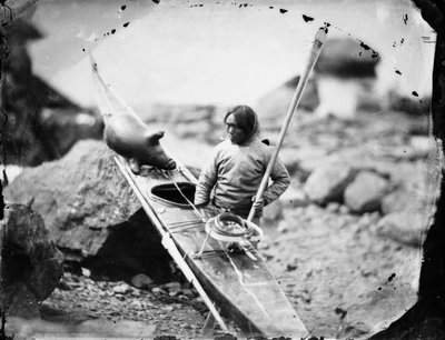Uomo Inuit con un kayak da Admiral Edward Augustus Inglefield