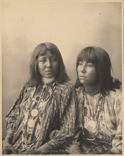 Spazzolatura contro e occhietti strabici, Apache di San Carlos da Adolph F. Muhr