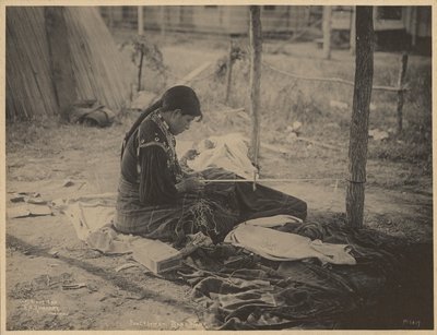 [Donna della nazione Meskwaki impegnata nella lavorazione delle perline].
 da Adolph F. Muhr