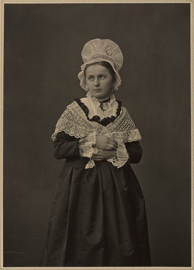 Donna in abito della Lorena, c. 1860s-70s da Adolphe Braun