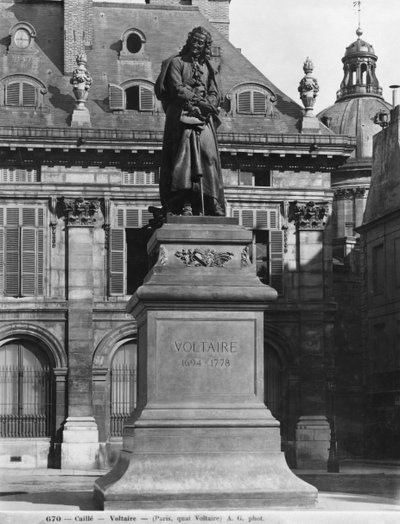 Statua di Voltaire di Joseph Michel Caille (1836-81) Quai Voltaire, fine XIX secolo da Adolphe Giraudon