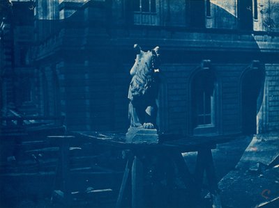 Scultura di un grifone in un cantiere a Marsiglia da Adolphe Terris
