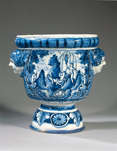 Urna da giardino mitologica a due manici blu e bianca di Delft da Adriaen (fl.1868 d.1701) (attr.to) Kocks