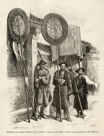Tre lavoratori funebri a Pechino. Incisione dal disegno di A. Marie, per illustrare il viaggio a Pechino e nel Nord della Cina, di T. Choutze, nel 1873, pubblicato in "Le tour du monde" 1876, a cura di Edouard Charton, edizione Hachette, Parigi. Collezione da Adrien Emmanuel Marie