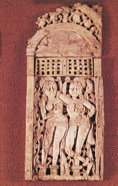 Placca indiana scolpita raffigurante due figure femminili sotto un torana, da Begram, Afghanistan, I-II secolo da Afghan School
