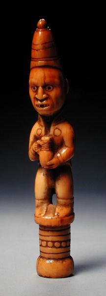 Figura in abito europeo con una brocca di pietra tedesca, Congo, inizio XIX secolo da African