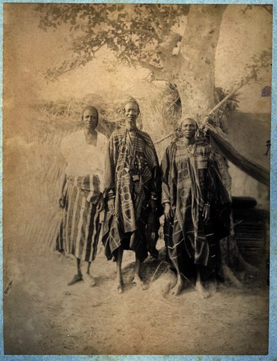 Tre uomini senegalesi in costume tradizionale (foto b/n) da African