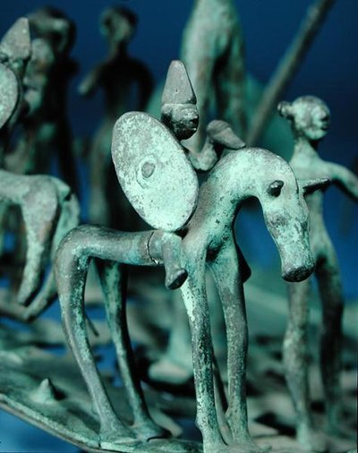 Replica di un cavallo e cavaliere su una scultura cerimoniale in bronzo da Strettweg, Austria da Age Iron