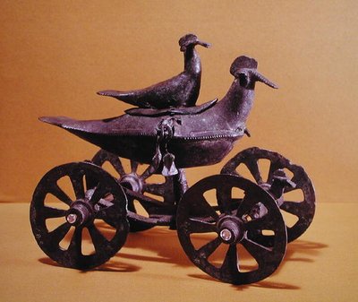 Carro votivo a forma di due uccelli, da Glasinac vicino a Sarajevo (bronzo) da Iron Age