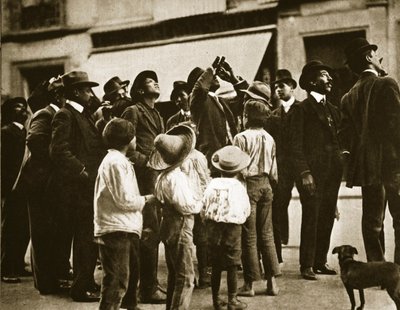 Una folla di strada a Città del Messico osserva la cometa di Halley, aprile 1910 da Agustin Victor Casasola