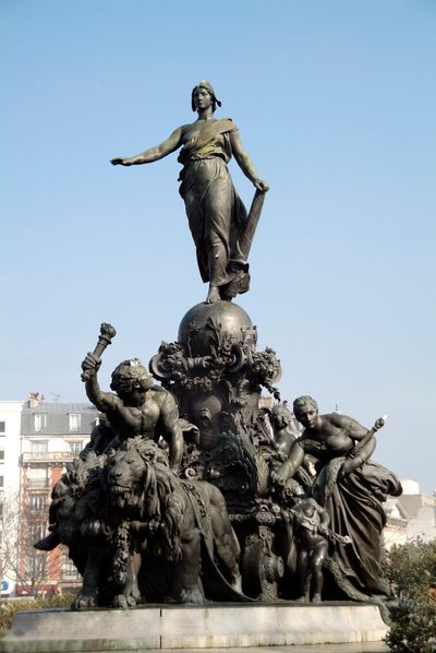Il carro della nazione o trionfo della Repubblica. Simbolo del suffragio universale. In piedi su un carro trainato da due leoni (simbolo della forza popolare), Marianne è circondata dalle allegorie del Lavoro, Giustizia, Pace e abbondanza da Aime Jules Dalou