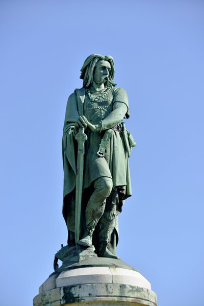 Statua colossale di Vercingetorige (72-46 a.C.), capo gallico - Scultura di Millet Aime (1819-1891) 6,60 m di altezza eretta nel 1865 nella parte occidentale del Mont Auxois (base alta 7 m di Viollet Le Duc) Alise Sainte Reine 1865 da Aime Millet