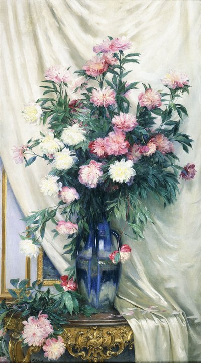 Peonie in un vaso blu su un tavolo consolle dorato in stile Regency da Albert Aublet