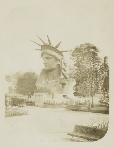 Testa della Statua della Libertà in mostra in un parco a Parigi, 1883 da Albert Fernique