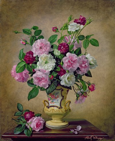 Rose e dalie in un vaso di ceramica da Albert Williams