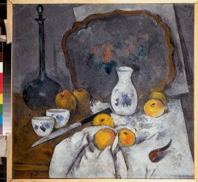 Natura morta con una caraffa e una pipa (Composizione con anche mele su tovagliolo, coltello e vassoio) - Opera di Alexander Vasilyevich Shevchenko (1883-1948), olio su cartone da Aleksandr Vasilievich Shevchenko