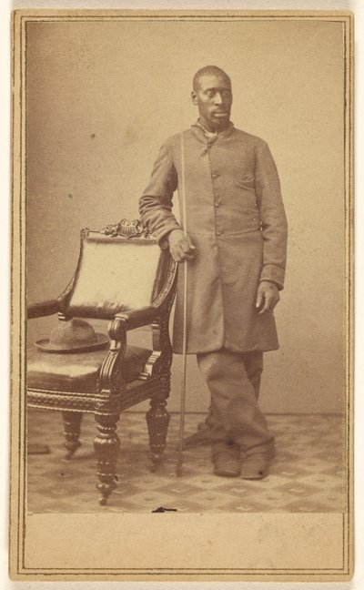 [Soldato nero in piedi vicino alla sedia con il cappello in mano] da Alexander Gardner