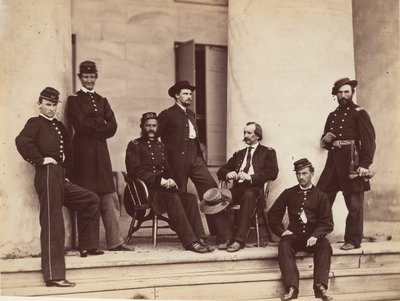 Generale di brigata Gustavus A. DeRussy e staff sui gradini della Arlington House, Arlington..., maggio 1864 da Alexander Gardner
