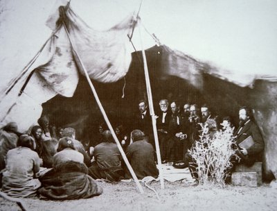 Il generale William T. Sherman presiede al Trattato di Fort Laramie con il capo Nuvola Rossa, aprile 1868 da Alexander Gardner