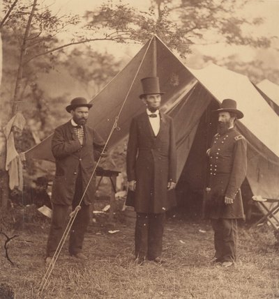 Presidente Abraham Lincoln, Maggiore Generale John A. McClernand a destra, e E. J...., 3 ottobre 1862 da Alexander Gardner