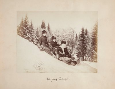 Tre slittatori su una collina innevata da Alexander Henderson