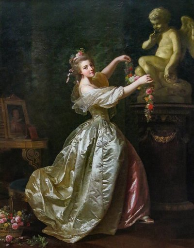 Giovane donna che decora la statua dell
