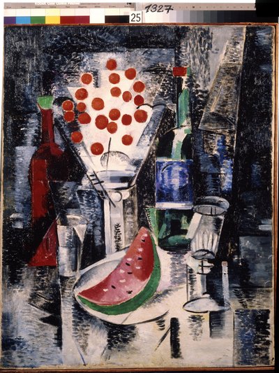 Natura morta con vaso e bottiglie. Fetta di anguria e ciliegie. Dipinto di Alexandra Alexandrovna Exter (1882-1949) (costruttivismo) 1914 Museo all