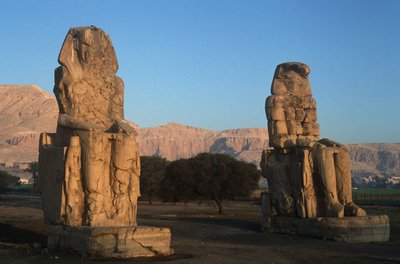 Egitto, antica Tebe, statue di Amenhotep III Colossi di Memnone da Nicolas Toussaint Charlet