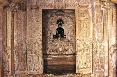 Ingresso e altare, tempio di Parshvanatha, gruppo di monumenti di Khajuraho (Lista del Patrimonio Mondiale dell