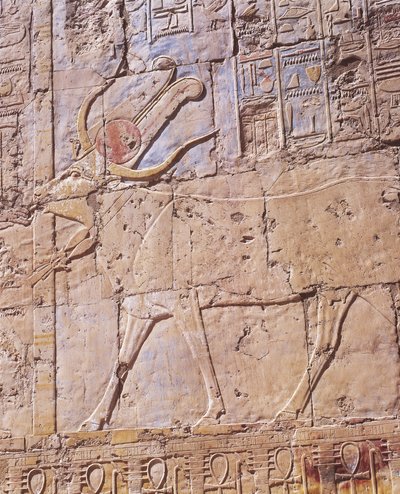 Rilievo dipinto della dea Hathor in forma di mucca da Nicolas Toussaint Charlet