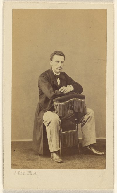 [Uomo con i baffi, seduto, con la parte anteriore e posteriore della sedia con le frange]. da Alexandre Ken