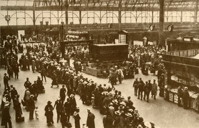 Una fila di vacanzieri in attesa dei treni alla stazione di Waterloo, Londra da Alfieri
