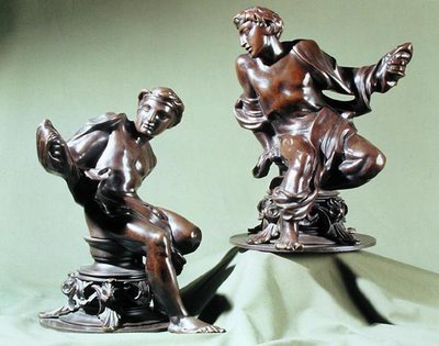 Una coppia di nudi maschili classici, progettati come terminali di parafuoco, prodotti da Henry E. Hoole & Co. da Alfred George Stevens