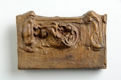 Maquette per un pannello con figura seduta (gesso dipinto) da Alfred Gilbert