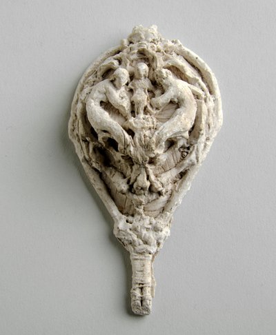 Maquette per un pendente con due figure sospese sopra la figura di un bambino da Alfred Gilbert