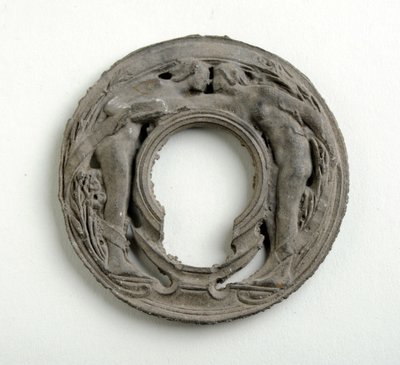 Maquette per un pendente con uno scudo arabescato (gesso bronzato) da Alfred Gilbert