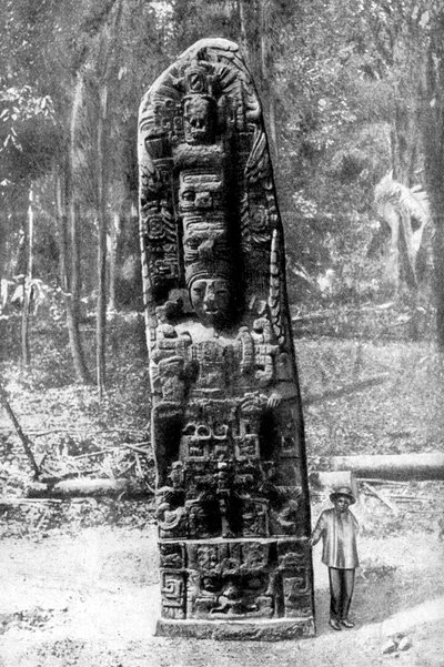 Un misterioso monolito nella foresta primordiale di Quirigua, Guatemala, 1922 da Alfred P Maudsley