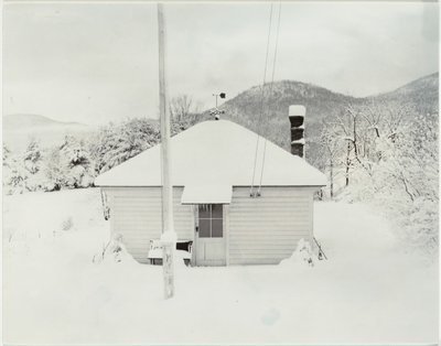 Prima neve e la piccola casa da Alfred Stieglitz