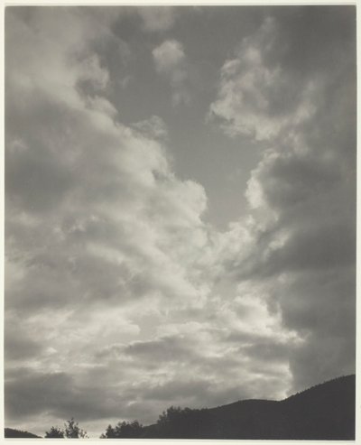 Musica - Una sequenza di dieci fotografie di nuvole, n. II da Alfred Stieglitz