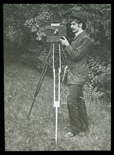 Autoritratto con Fotocamera, Treppiede e Pistola da Alfred Stieglitz